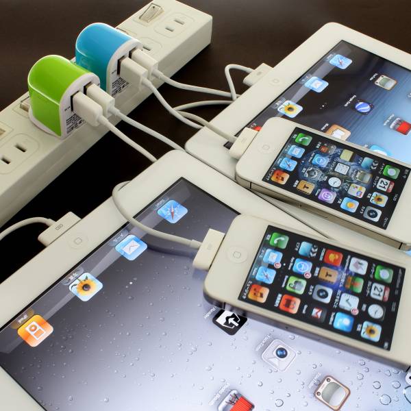【上海問屋限定販売】 iPhone5対応 2.1AだからiPadも同時に充電可能 2ポートタイプUSB-ACアダプタ　販売開始