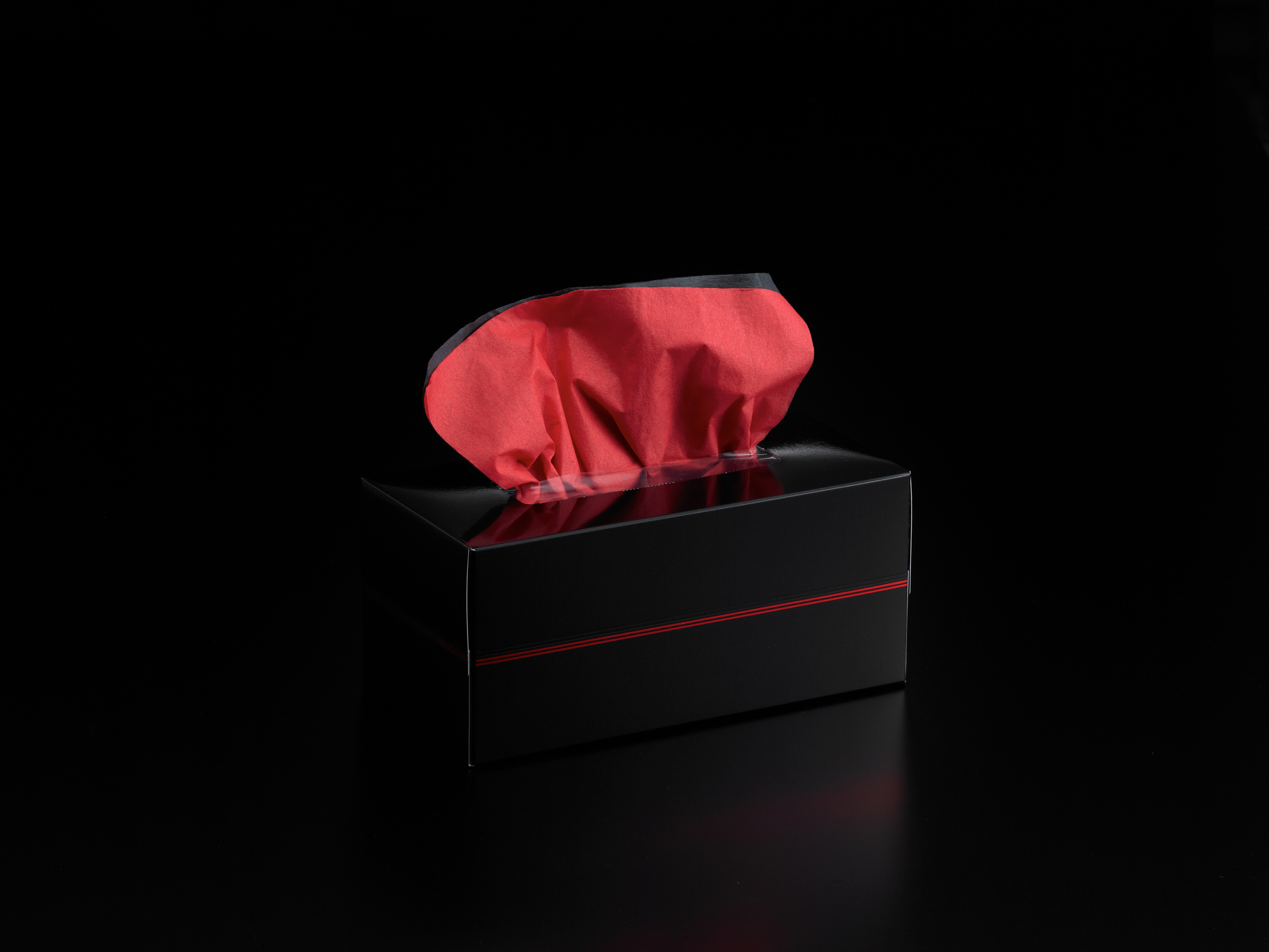 黒・赤それぞれ2枚ずつ1度に4枚重なった贅沢なティシュー「漆ティシュー」2013年2月22日（金）より発売開始