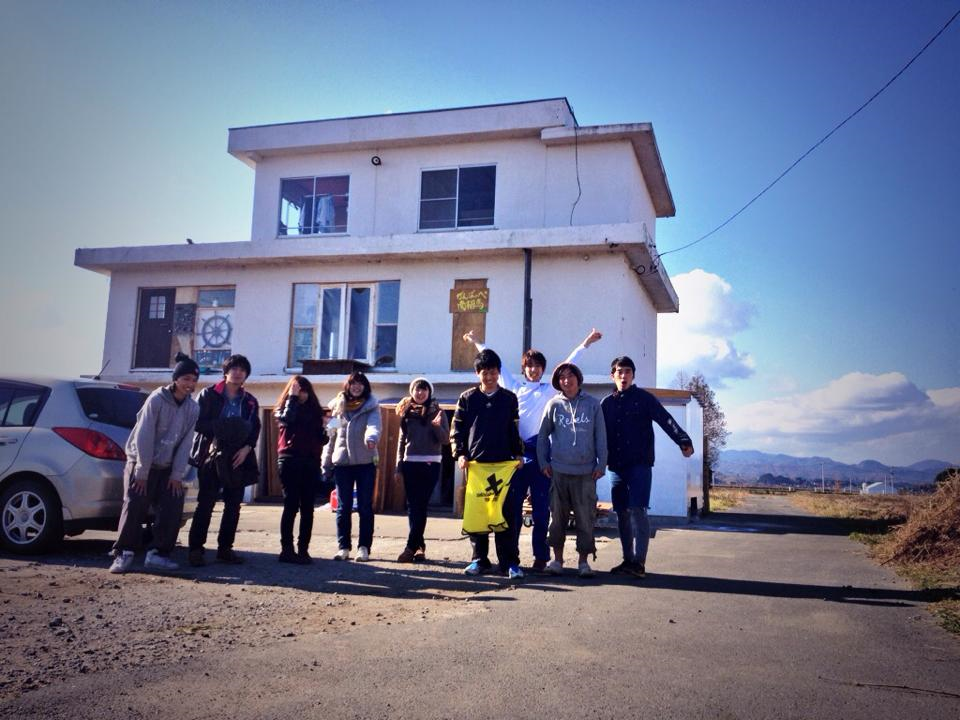 学生が南相馬に震災で大破した家を1から直してゲストハウスに 全国から100人以上の若者がゲストハウスを作りに集まる