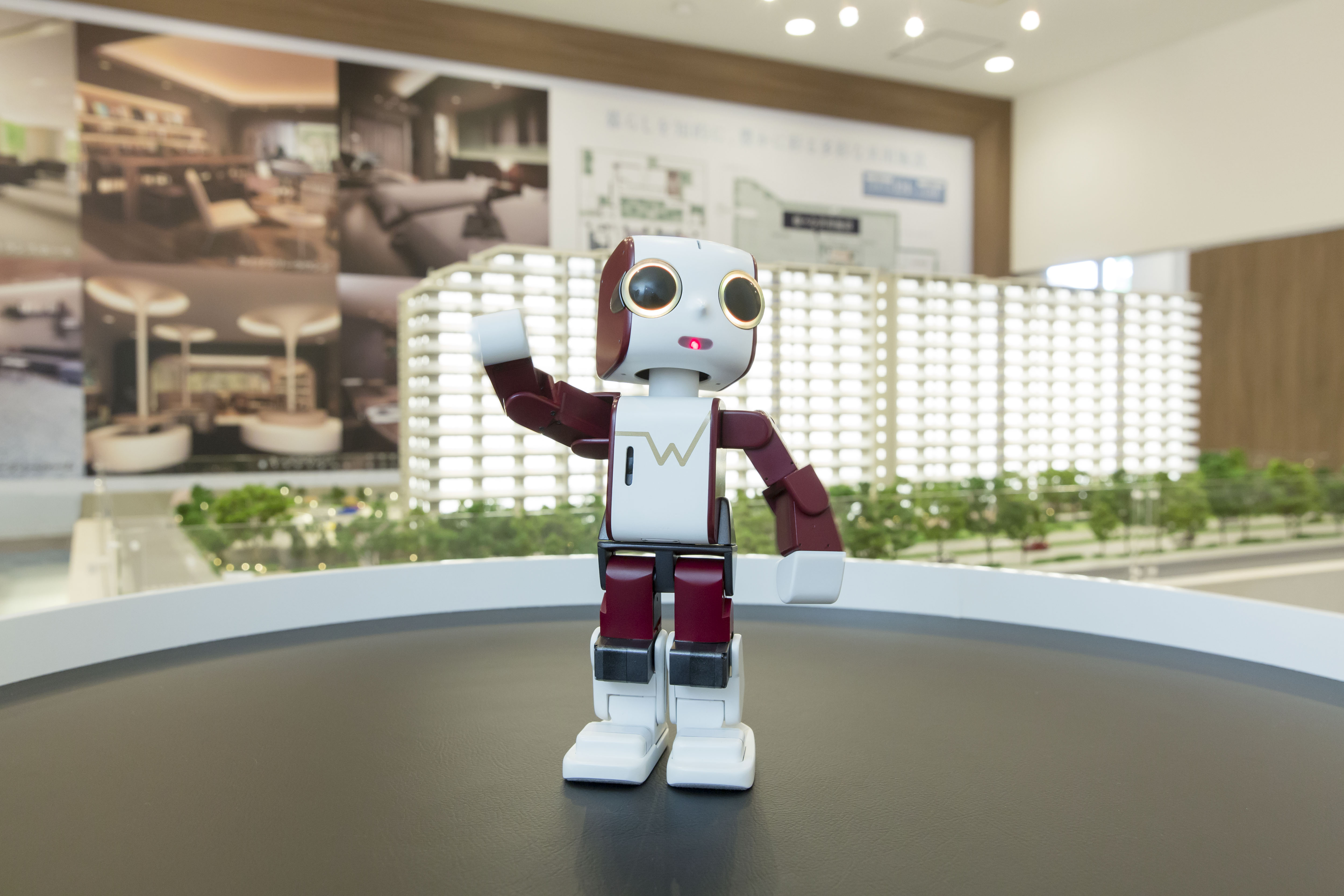 ロボットクリエーター高橋智隆氏開発「ウエリボ」に エーアイのAITalk（R）3声の職人が採用  ～「ウエリスつくば竹園」にて案内ロボットとして活躍中～